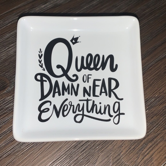 Other - Queen of Damn Near Everything trinket tray Excellent Condition 🖤❤️